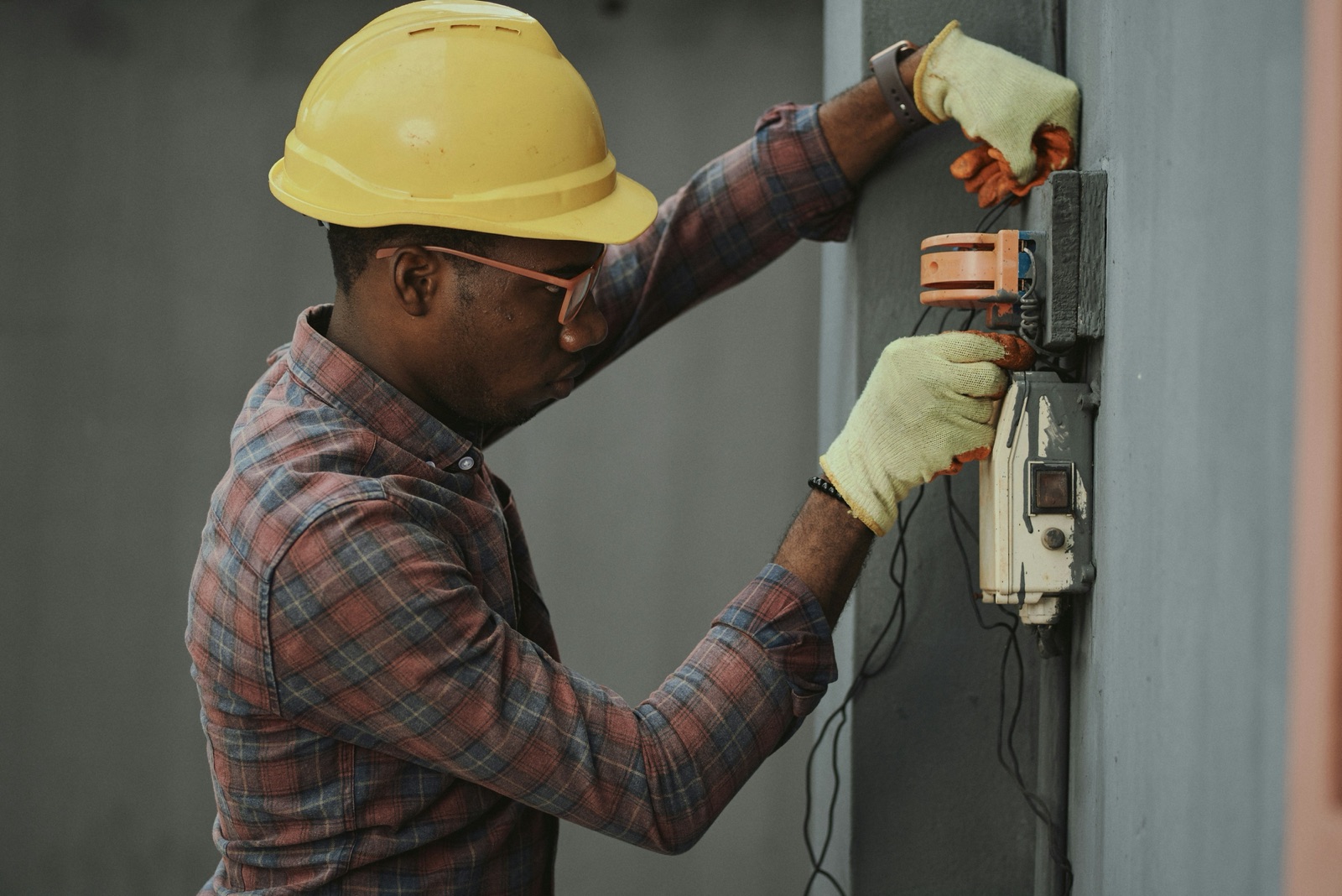 Técnico realizando manutenção preventiva em painel elétrico